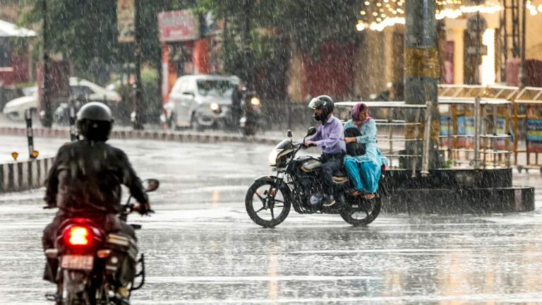 Delhi Weather Today: दिल्ली में आज फिर होगी झमाझम बारिश, IMD ने जारी किया येलो अलर्ट, जानें पूरा अपडेट