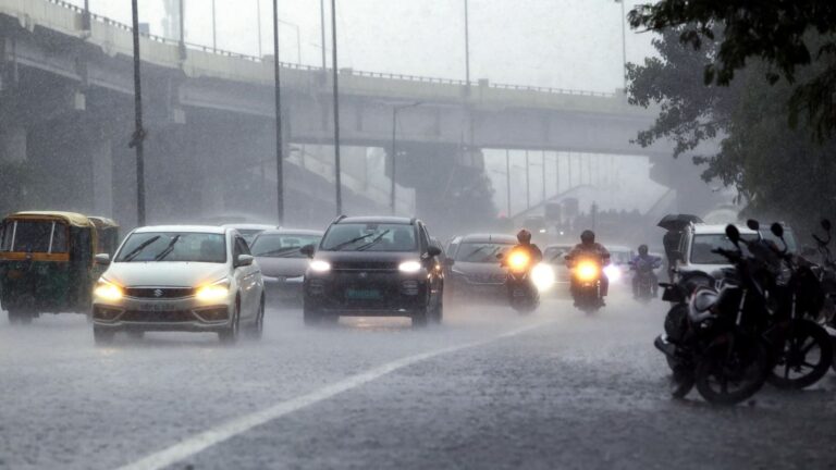Delhi Weather: दिल्ली में आज और होगी बारिश! IMD ने जारी किया येलो अलर्ट और दी आंधी-तूफान की चेतावनी