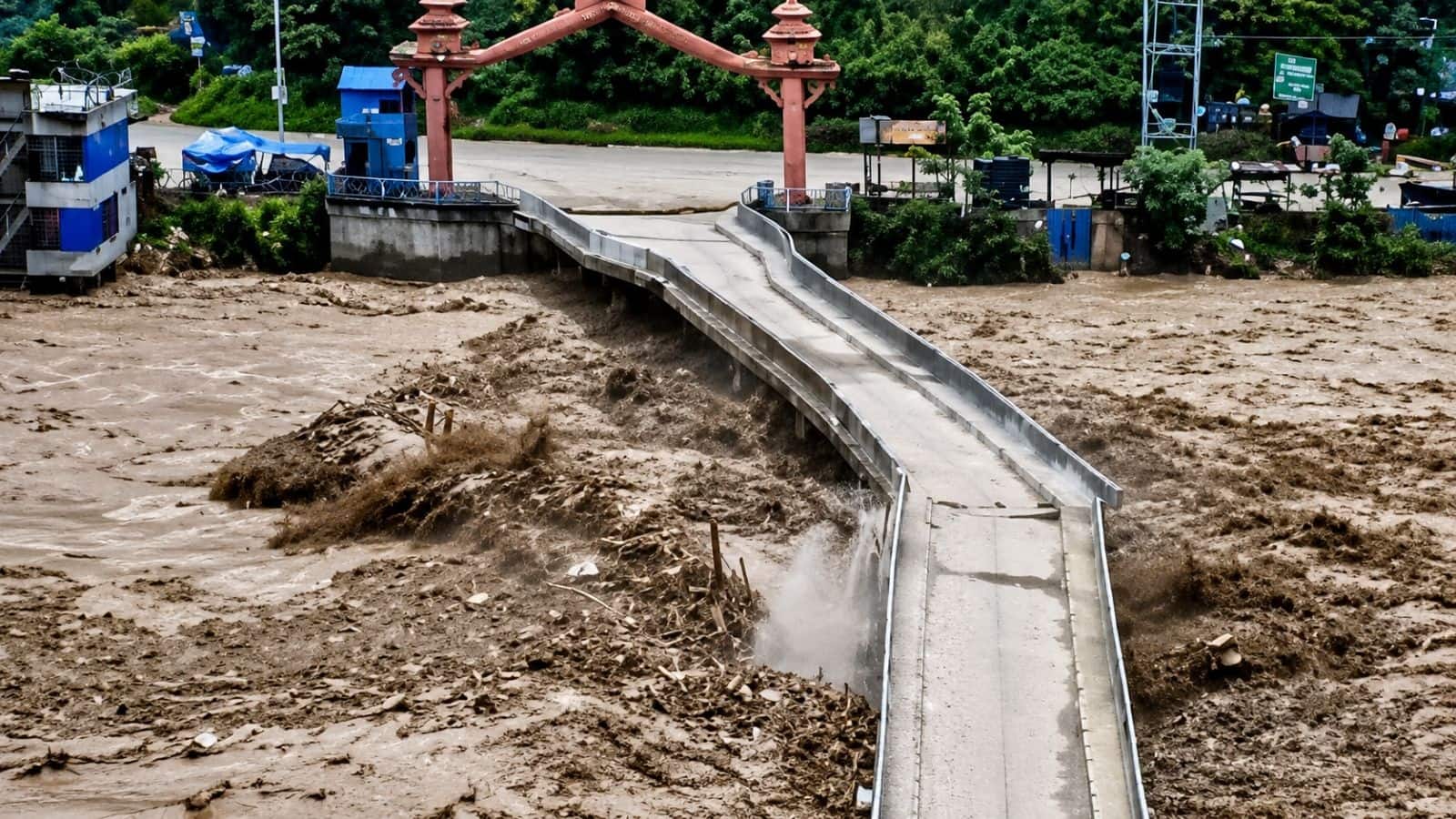 Nepal Flash Flood: नेपाल में सैलाब के बीच कैलाश मानसरोवर जा रहे 400 लोगों के साथ क्या हुआ?
