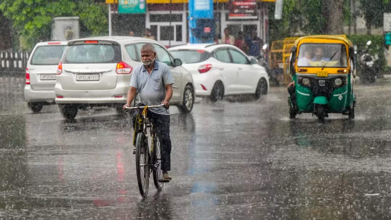 UP Weather Update: उत्तर प्रदेश में फिर एक्टिव हुआ मानसून, इन 15 जिलों में भारी बारिश का अलर्ट, IMD ने जारी की चेतावनी
