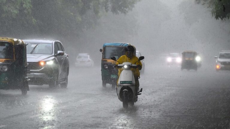 Weather Update: एमपी में भारी बारिश का दौर जारी, दिल्ली-UP में भी बरसेंगे बादल, इन राज्यों में 27 अगस्त तक होगी मूसलाधार बारिश