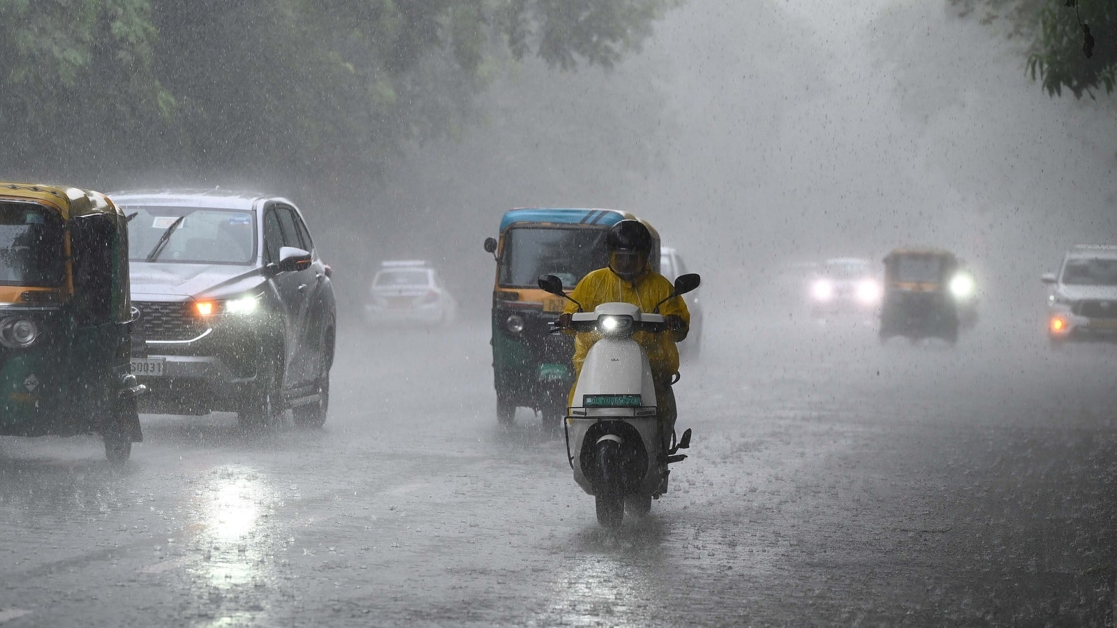 Weather Update: एमपी में भारी बारिश का दौर जारी, दिल्ली-UP में भी बरसेंगे बादल, इन राज्यों में 27 अगस्त तक होगी मूसलाधार बारिश