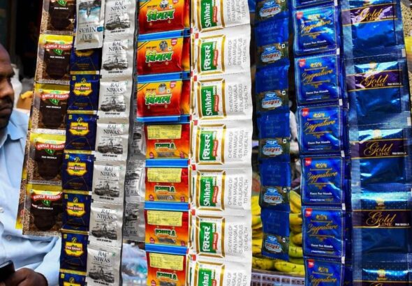 FSSAI bans plastic: पान मसाला और गुटखा छोटे प्लास्टिक पाउच में नहीं आएगा! नया नियम लागू होने पर जानें कैसे बिकेगा माल