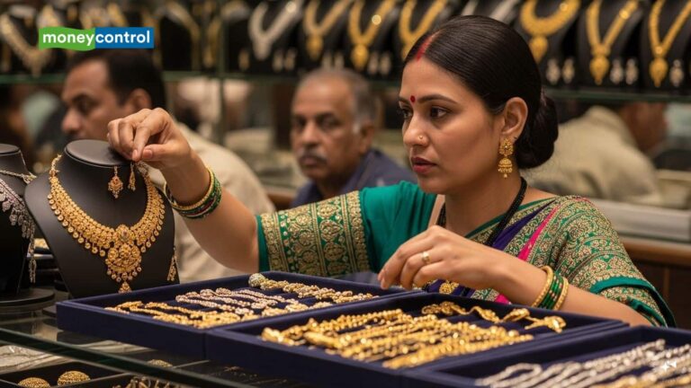 सोना ₹2,000 से ज्यादा चढ़ा, चांदी 4 हफ्ते के हाई पर पहुंची, इंडियन कंज्यूमर के लिए इस तेजी का क्या है मतलब!