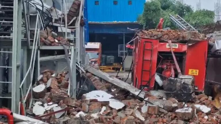 Greater Noida Fire: ग्रेटर नोएडा की एक फैक्टरी में लगी भीषण आग बुझाते समय दो फायरफाइटर की मौत, दीवार और बीम गिरने से हुआ हादसा