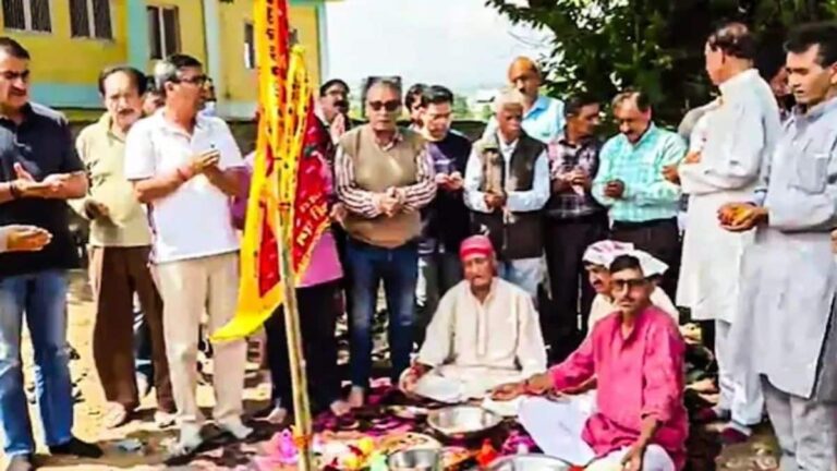 Kashmiri Pandits: दशकों बाद कश्मीर में लौटी उम्मीद! शोपियां में कश्मीरी पंडितों ने रखी राम मंदिर की नींव, लोगों की यादों से जुड़ा है पूरा इतिहास