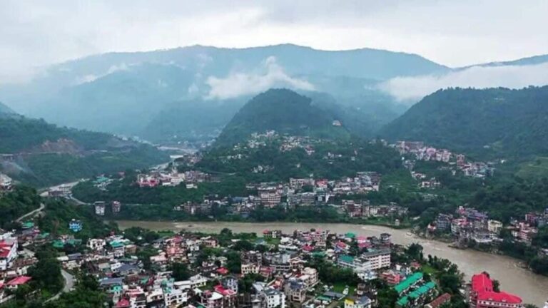 Heavy Rain Alerts: उत्तराखंड में अगले 24 घंटे बेहद भारी! स्कूल बंद...इन जिलों में हाई अलर्ट, जान लें IMD का लेटेस्ट अपडेट