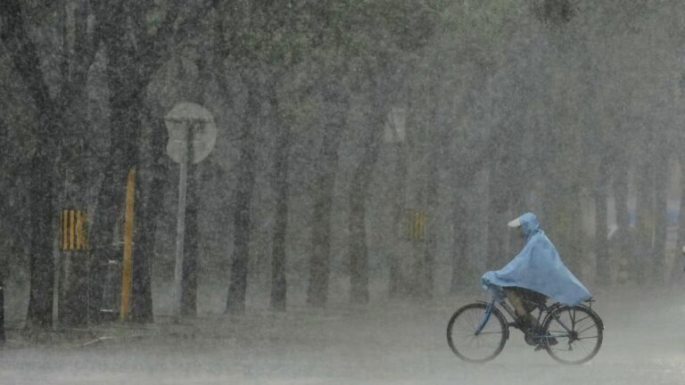 UP Heavy Rain: बिगड़ने वाला यूपी का मौसम! 7 अगस्त तक कई जिलों के लिए भारी बारिश का अलर्ट, IMD ने जारी की चेतावनी