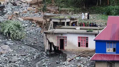 जम्मू-कश्मीर में बादल फटने से मची तबाही, किश्तवाड़ में फ्लैश फ्लड, 3 जिलों के स्कूल बंद