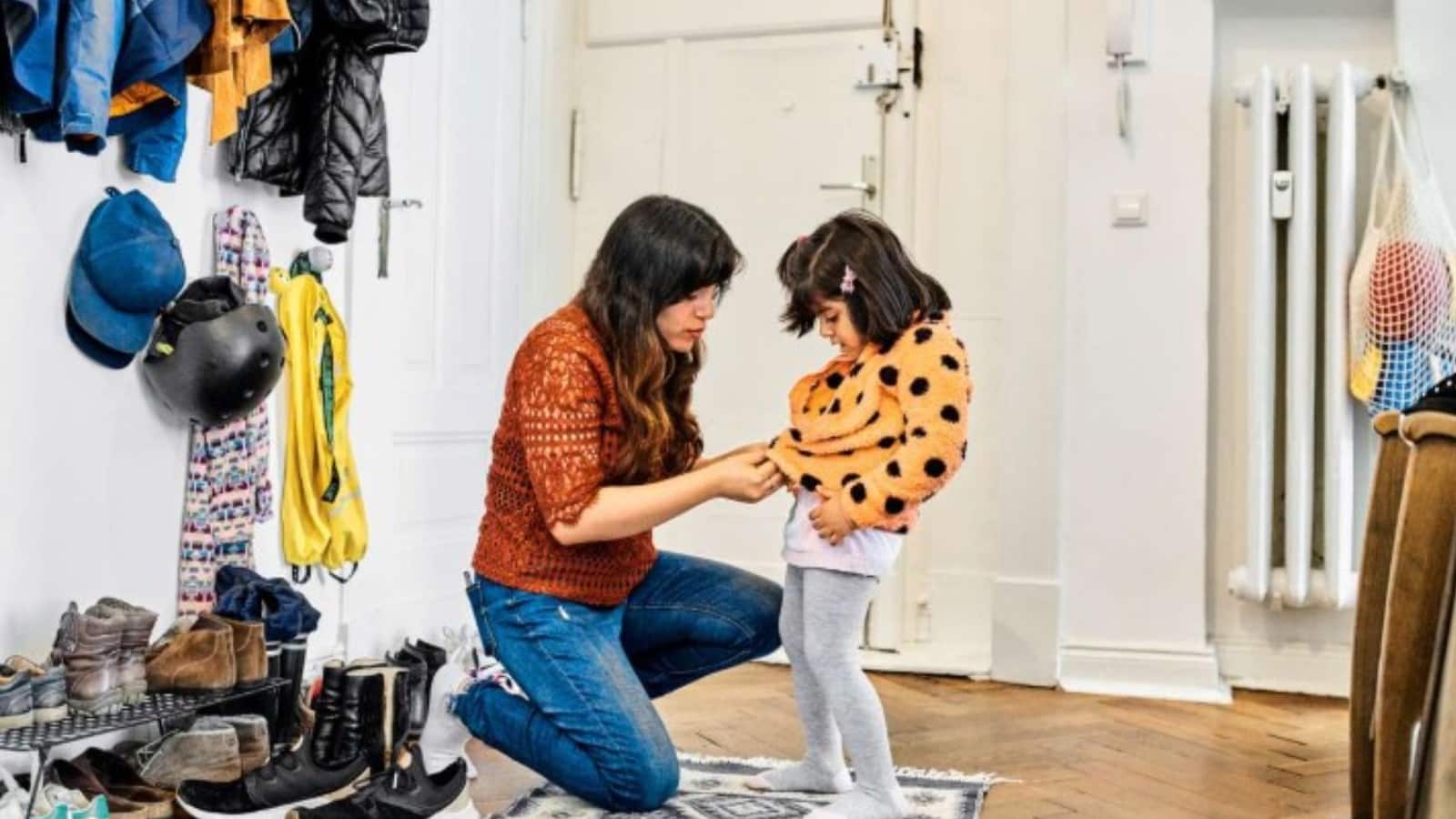 प्यार में की जा रही ये गलती आपके बच्चे को बना सकती है कम आत्मनिर्भर, Helicopter Parenting को समझिए और इससे बचिए