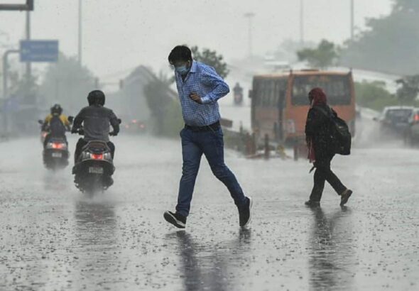 UP Heavy Rain: यूपी में भयंकर बारिश का अलर्ट! इन जिलों के लिए अगले 24 घंटे रहेंगे खतरनाक...IMD ने जारी किया अलर्ट