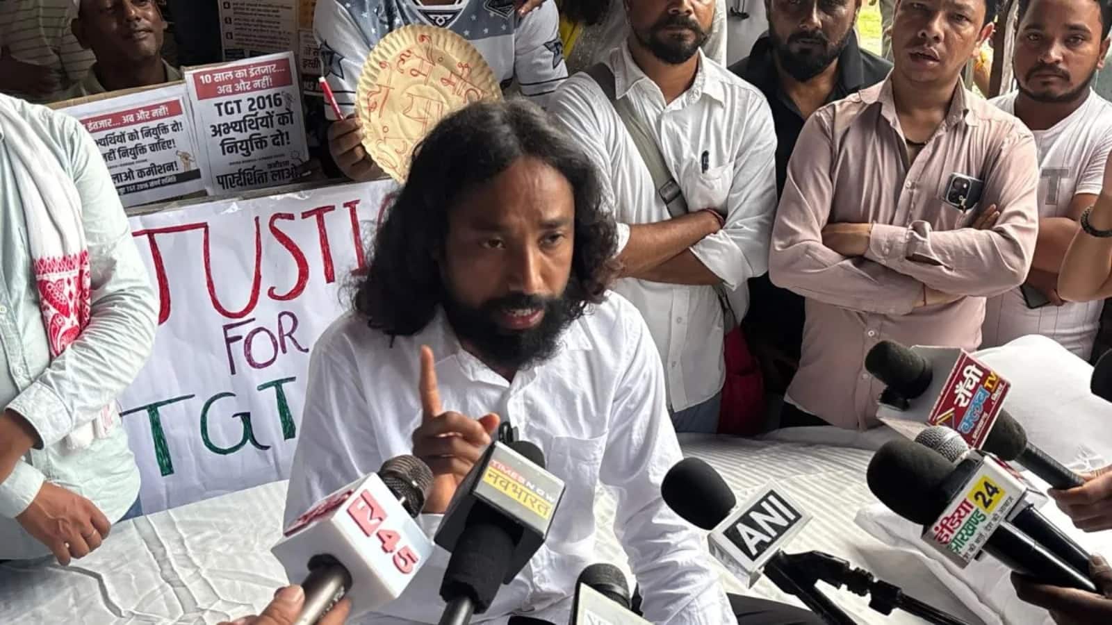 Jharkhand Protest: 'यह पाकिस्तान, बांग्लादेश या चीन नहीं...' विधानसभा की बैरिकेडिंग पर क्यों भड़के झारखंड के छात्र नेता देवेंद्र महतो?