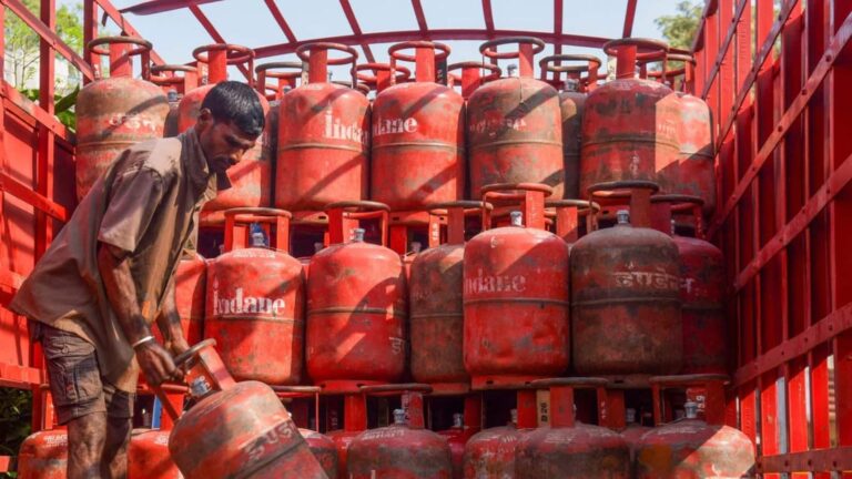 LPG Price 10 August: आज फिर बदल गए 14.2 और 19 KG सिलेंडर के रेट? चेक करें दिल्ली से पटना तक के दाम