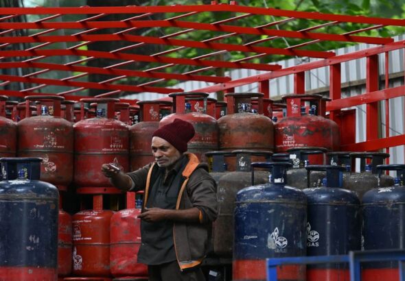 LPG Price Today August 25: गैस सिलेंडर के दाम में फिर आया बड़ा ट्विस्ट! दिल्ली से मुंबई तक जानिए 14.2 KG और कमर्शियल LPG के नए रेट