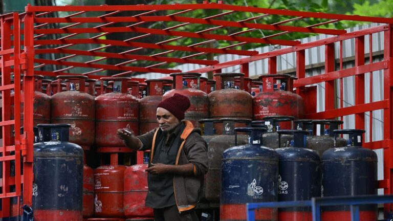 LPG Price Today August 25: गैस सिलेंडर के दाम में फिर आया बड़ा ट्विस्ट! दिल्ली से मुंबई तक जानिए 14.2 KG और कमर्शियल LPG के नए रेट