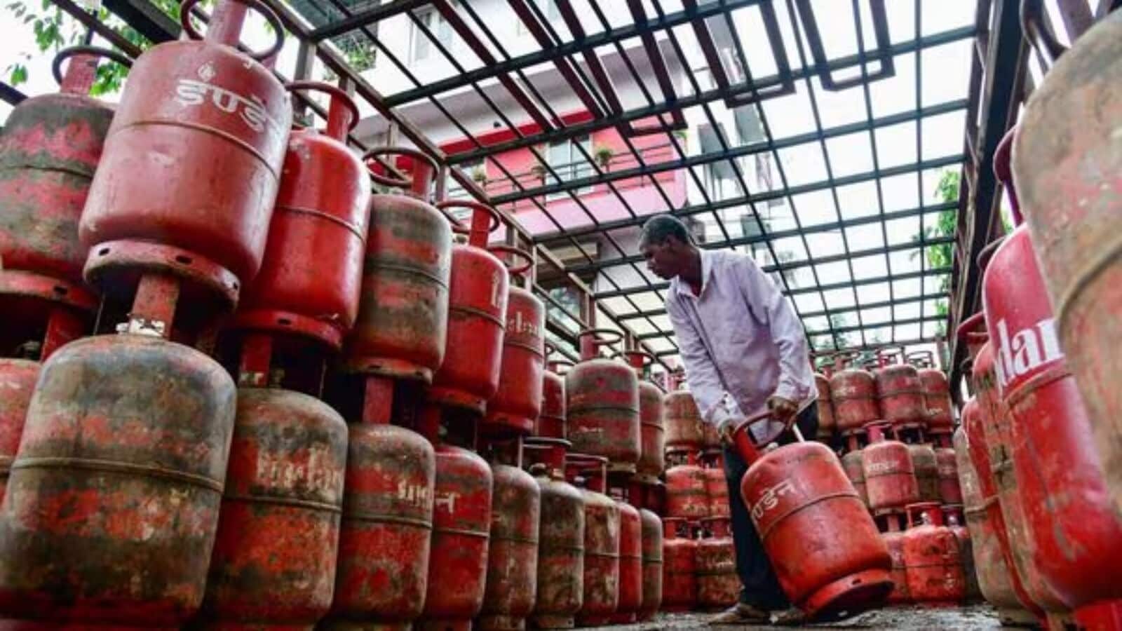 LPG Rate 22 August 2026: आपके शहर में कितने का मिल रहा गैस सिलेंडर? यहां देखें घरेलू और कमर्शियल रेट