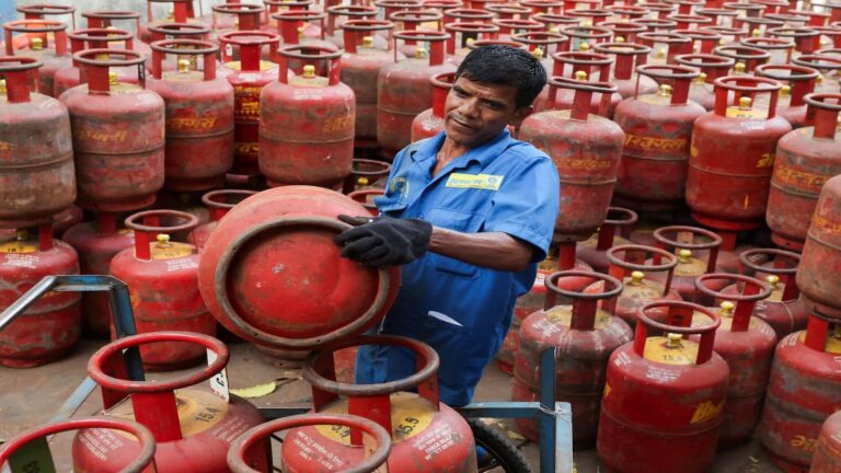 LPG Price Today: एलपीजी सिलेंडर बुक कराने से पहले जान लें आज का रेट, एक झटके में बदल गई कीमत?