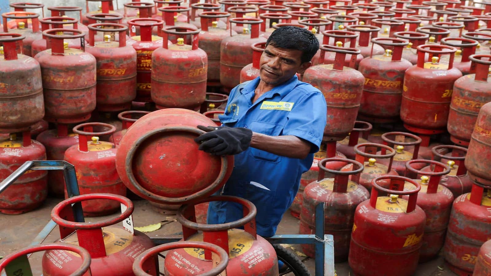 LPG Price Today: एलपीजी सिलेंडर बुक कराने से पहले जान लें आज का रेट, एक झटके में बदल गई कीमत?
