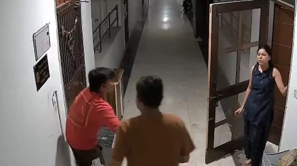 Meerut Viral Video: सामान डिलीवरी में  5 मिनट की हुई देरी तो भड़क गया शख्स, फ्लैट में बंद कर एजेंट की पिटाई