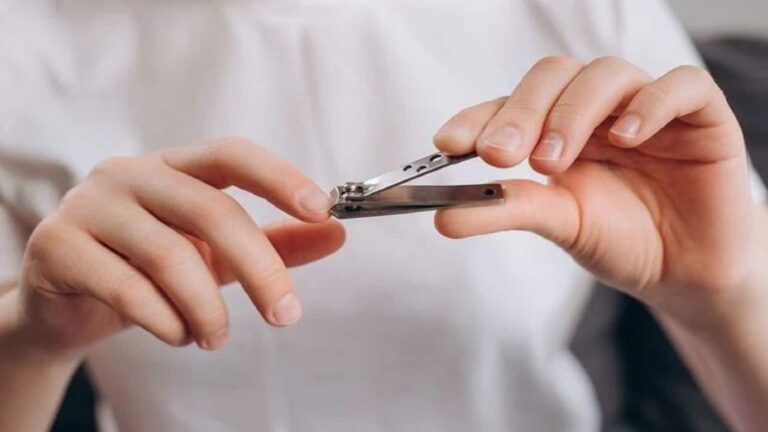 Nail care Astrology: आज ही बदल लें किसी भी दिन नाखून काटने की आदत, जानें ज्योतिष में क्या हैं नाखून काटने के नियम