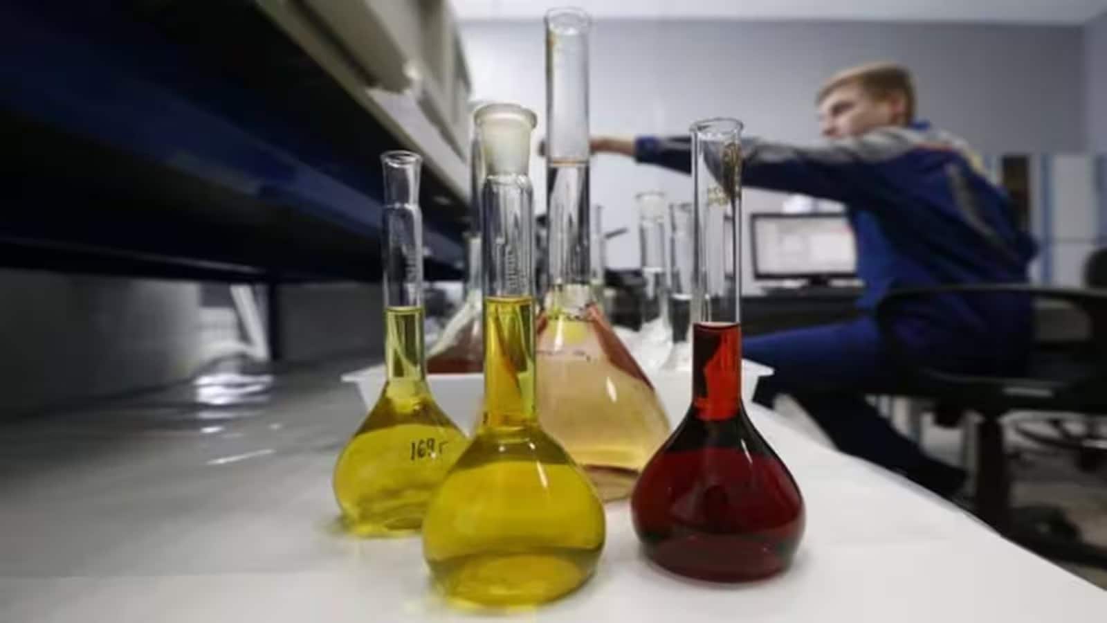 Navin Fluorine के शेयर में आएगी 36% तक गिरावट! कोटक ने दी बिकवाली की राय
