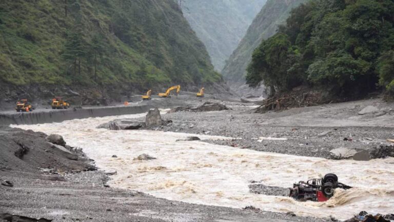 Nepal Flood: तबाही के बाद नेपाल से बहकर भारत आ रहे शव, गंडक नदी में मिलीं 3 लाशें, सामान भी बहकर आया