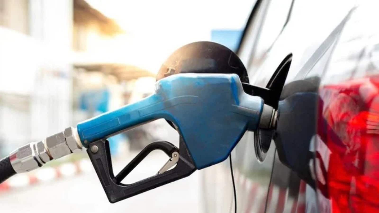 Petrol Diesel Price Today: सुबह 6 बजे जारी हुए पेट्रोल-डीजल के नए भाव, चेक करें लेटेस्ट रेट