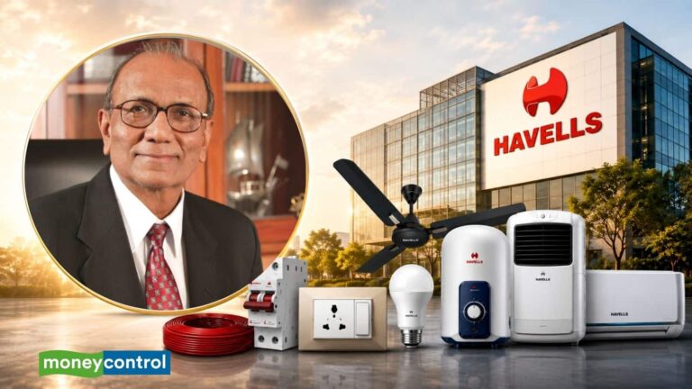 स्कूल टीचर जेब में ₹10000 लेकर दिल्ली आया, खड़ी कर दी ₹80000 करोड़ की कंपनी; जानिए हैवेल्स के मालिक की पूरी कहानी