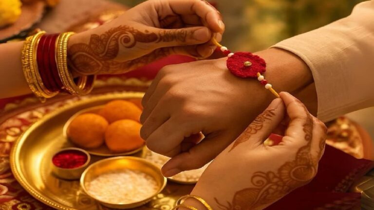 Raksha Bandhan 2026: रक्षा बंधन पर चंद्र ग्रहण और ग्रह-नक्षत्रों का 70 साल बाद अद्भुत संयोग, जानें इस दिन राखी बांधने के 3 सबसे अच्छे मुहूर्त