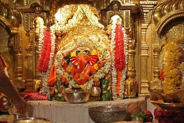 मुंबई के सिद्धिविनायक मंदिर में 18 करोड़ की दान चोरी! जांच के लिए सरकार के पास पहुंची मंदिर ट्रस्ट