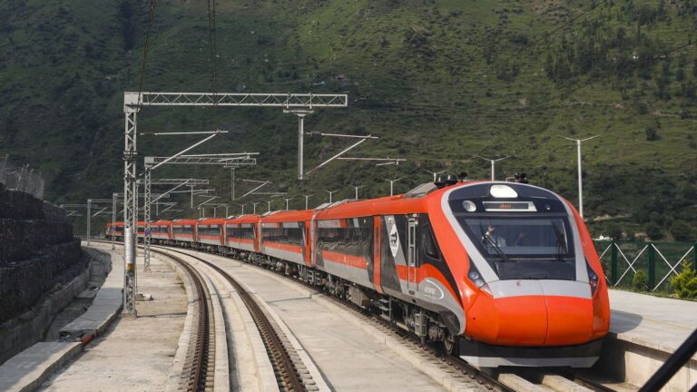 Indian Railways timing: भारतीय रेलवे ने 2 'वंदे भारत' ट्रेनों की टाइमिंग बदली, सफर से पहले चेक करें नया शेड्यूल