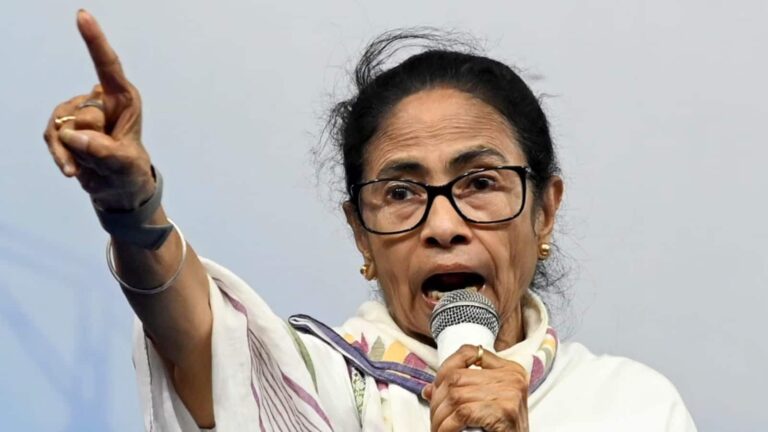 ममता बनर्जी की कार पर पत्थरों-जूतों और कीचड़ से हमला, चोर-चोर के लगे नारे