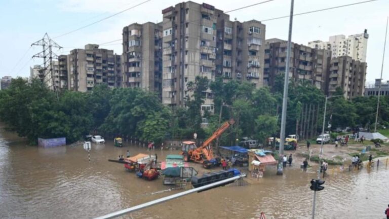 गुरुग्राम में बाढ़ जैसे हालात इस बीच कंपनी के मैनेजर ने पूछा- टाइम पर ऑफिस कौन आया? तो भड़के लोग कहने लगे ये बातें