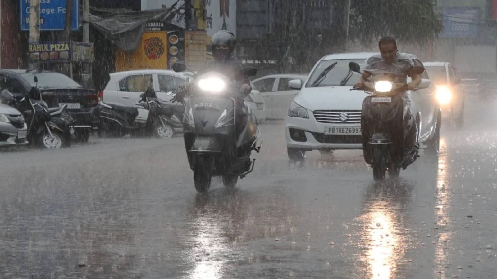 Delhi Weather Today: दिल्ली में आज फिर बरसेंगे बादल, IMD ने जारी किया येलो अलर्ट, जलभराव और ट्रैफिक की टेंशन बढ़ी