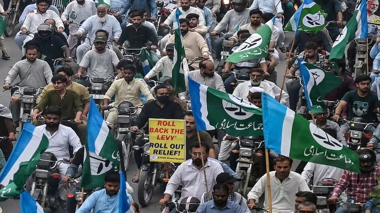 पेट्रोल डीजल के दामों में लगी आग तो सड़कों पर उतर गए पाकिस्तानी और IMF को लगे कोसने