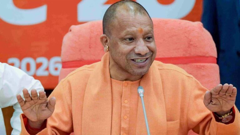 UP News: सरकारी स्कूलों के रसोइयों की सैलरी में ₹1000 की बढ़ोतरी, 3.54 लाख कर्मचारियों के लिए हेल्थ कवर का भी ऐलान
