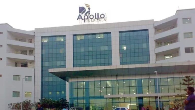 Apollo Hospitals Share Price: इस साल 25% चढ़ा है शेयर, क्या अभी खरीदें, बेचें या होल्ड करें?