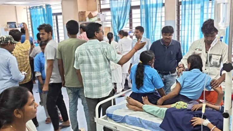 नालंदा के सरकारी स्कूल में बड़ी लापरवाही! मिड-डे मील में रसोइए ने नमक की जगह डाल दिया डिटर्जेंट, 34 बच्चों की बिगड़ी तबीयत