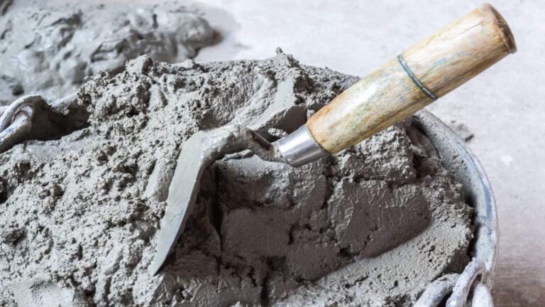 UltraTech Cement Block Deal: एक झटके में बिक गए 25 लाख शेयर, कीमत 2% टूटी