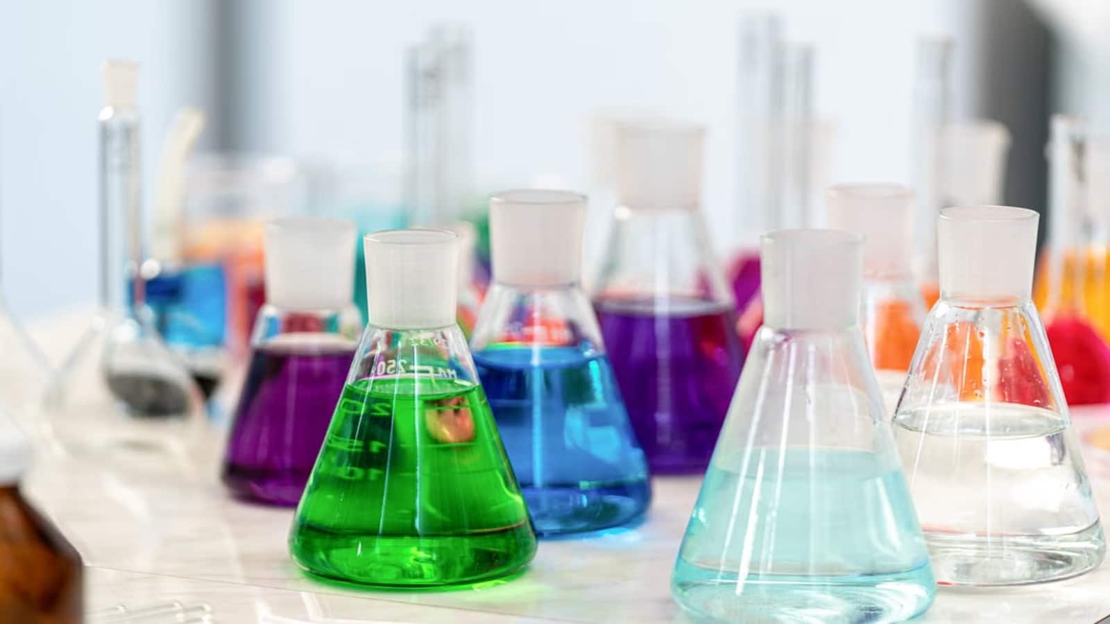 Chemical Stocks: धमाकेदार रिजल्ट लेकिन मोतीलाल ओसवाल की सेल रेटिंग, 16% टूटेगा यह शेयर, आपके पास है?