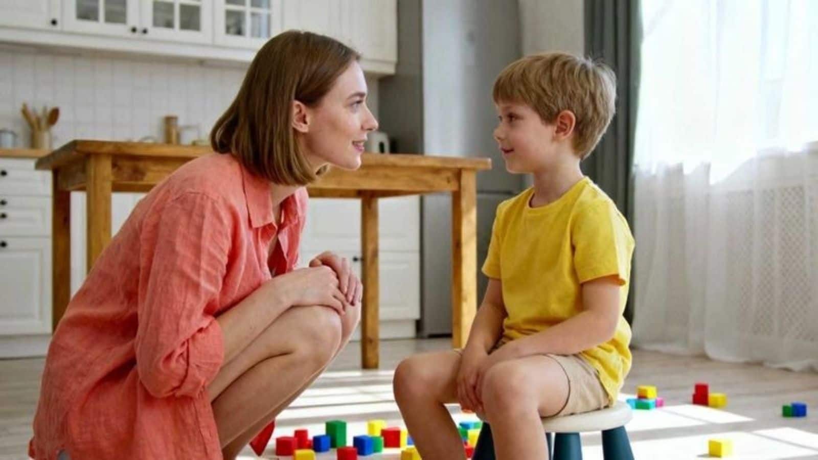 बिना गुस्सा किये जिद्दी बच्चे को कैसे समझाएं? ये 4 आसान पेरेंटिंग ट्रिक बदल देंगी उसकी आदत