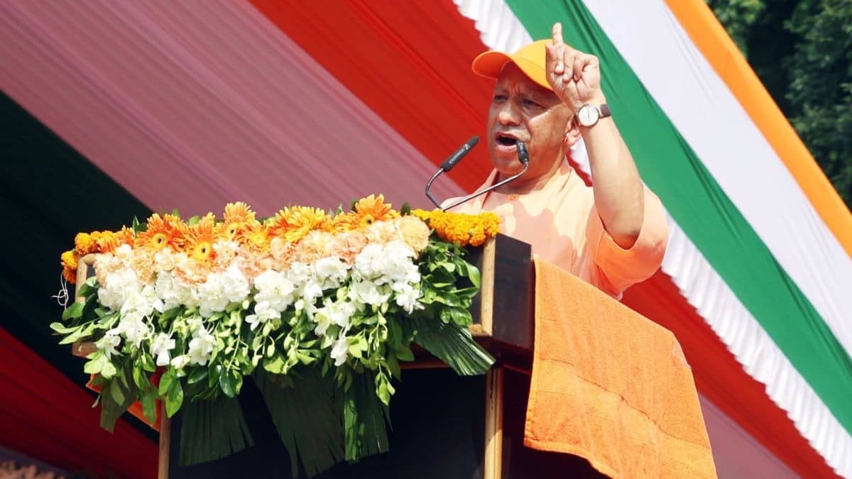 अब यह नहीं चलेगा कि रहेंगे हिंदुस्तान में और...तिरंगा यात्रा में CM योगी का लाउड एंड क्‍लियर मैसेज,  बोले- वंदे मातरम का अपमान बर्दाश्‍त नहीं