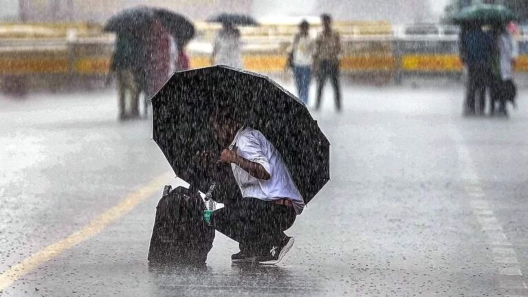 UP Weather Alert: यूपी में बारिश से अभी नहीं मिलेगी राहत, 22 अगस्त तक भारी बारिश का अलर्ट, कई जिले प्रभावित