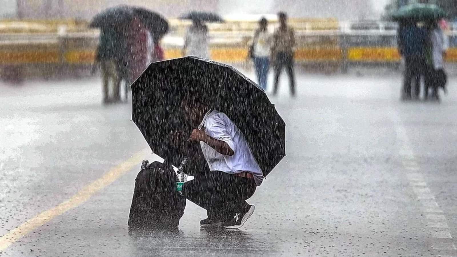 UP Weather Alert: यूपी में बारिश से अभी नहीं मिलेगी राहत, 22 अगस्त तक भारी बारिश का अलर्ट, कई जिले प्रभावित