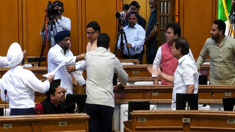 Delhi: विधानसभा में जमकर बवाल, दवा घोटाले को लेकर AAP और BJP विधायक भिड़े, तीखी नोंकझोंक के बीच स्वास्थ्य मंत्री का मांगा इस्तीफा