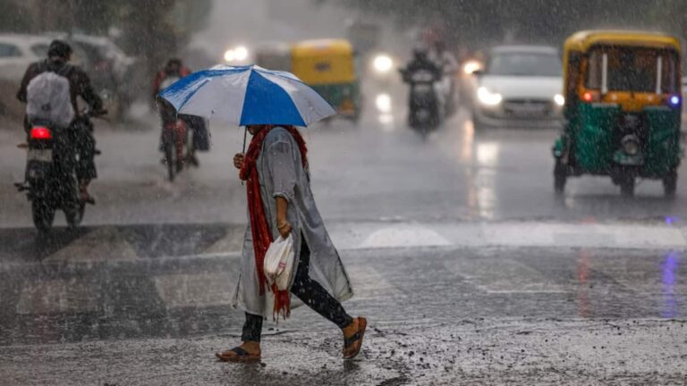 Delhi Weather Today: राजधानी में आज और कल होगी बारिश! तापमान रहेगा 35°C से नीचे, जानें मौसम का पूरा अपडेट