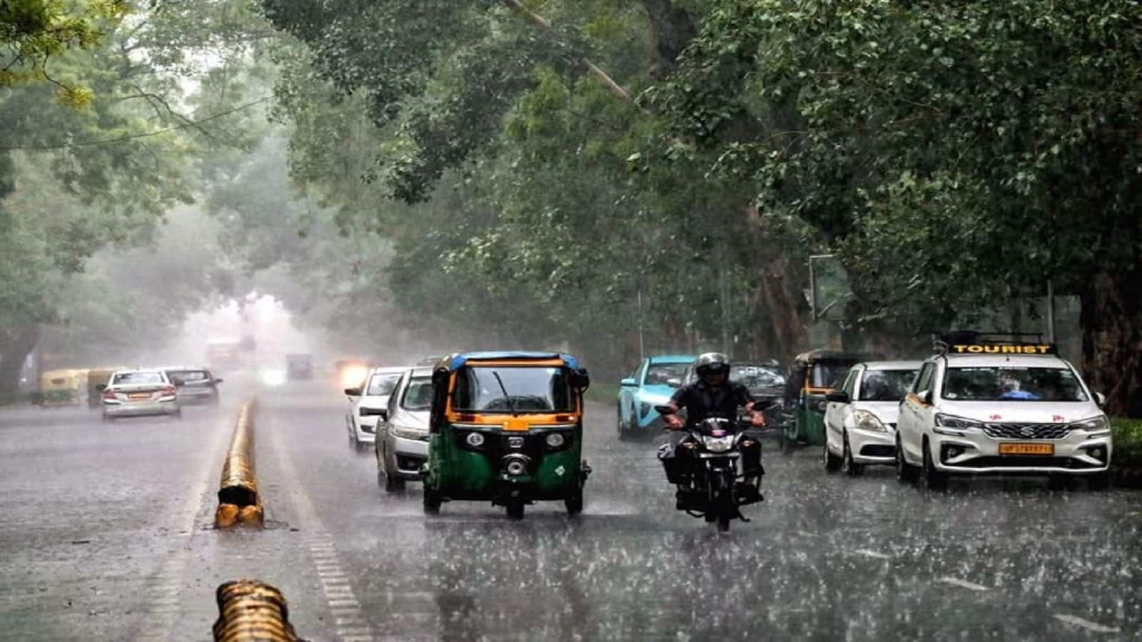 आज 1 अगस्त भारी बारिश की चेतवानी: IMD ने 21+ राज्यों के लिए बारिश का अलर्ट दिया, दिल्ली-राजस्थान से गुजरात तक मौसम का रौद्र रूप