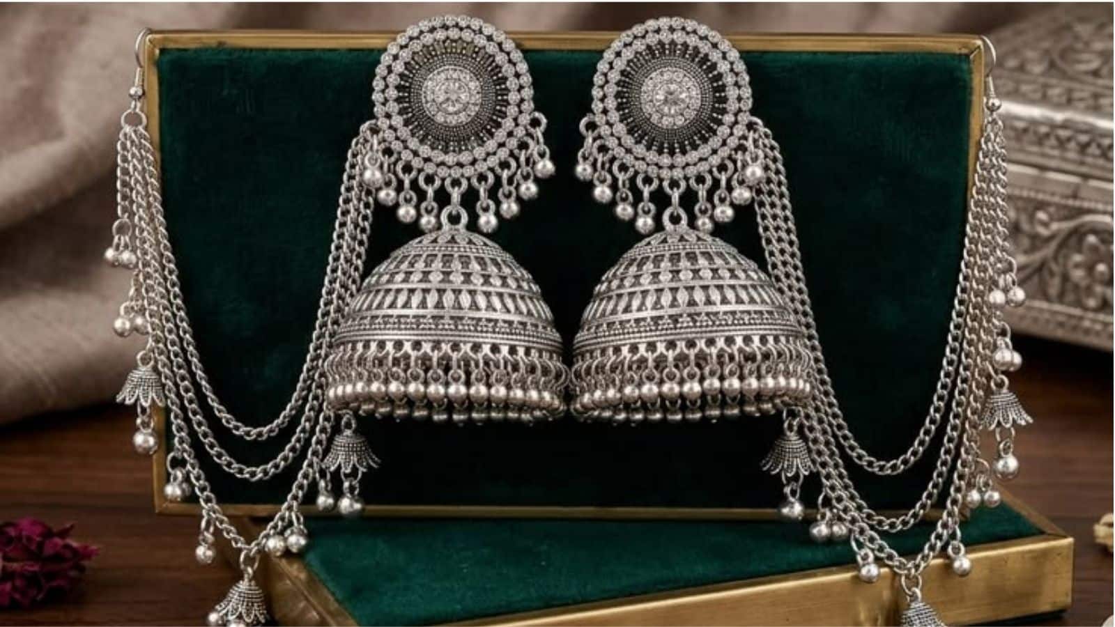 सूट पहना है तो झुमके ऐसे हों! त्योहारों पर कानों पर सजाएं ये लेटेस्ट डिजाइनर कश्मीरी घुंघरू