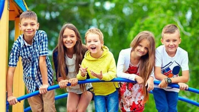 क्या बचपन के दोस्तों से आज भी है अटैचमेंट? साइकोलॉजी ने बताया- ऐसे लोग वफादारी और रिश्तों में होते हैं बिल्कुल अलग!