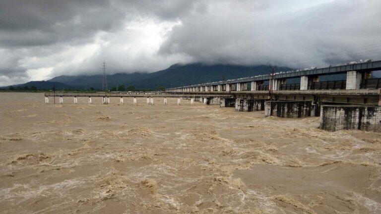 Nepal Flash Flood: गंडक नदी में आ सकता है 4 मीटर ऊंचा सैलाब! नेपाल में तबाही से यूपी-बिहार में अलर्ट, ये है सबसे बड़ा खतरा